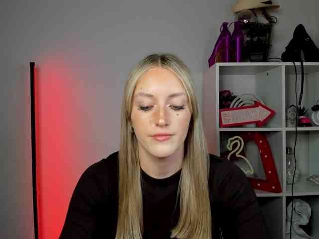EvelynBlond26 webcam
