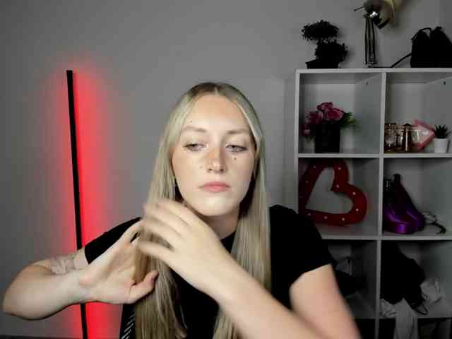 EvelynBlond26 webcam