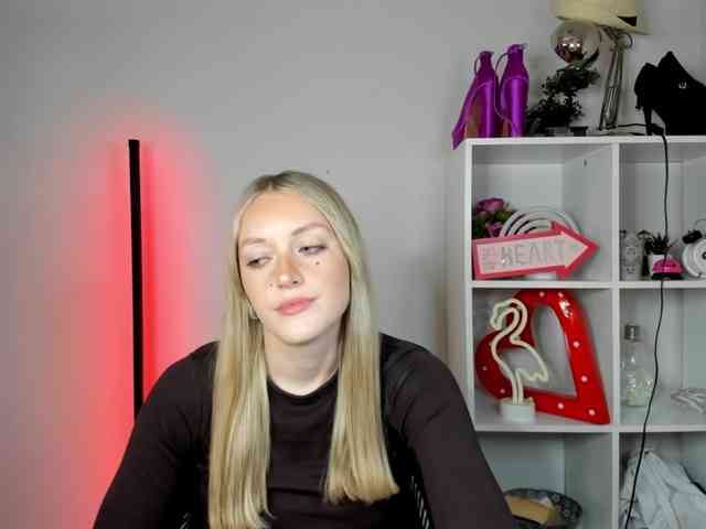 EvelynBlond26 webcam