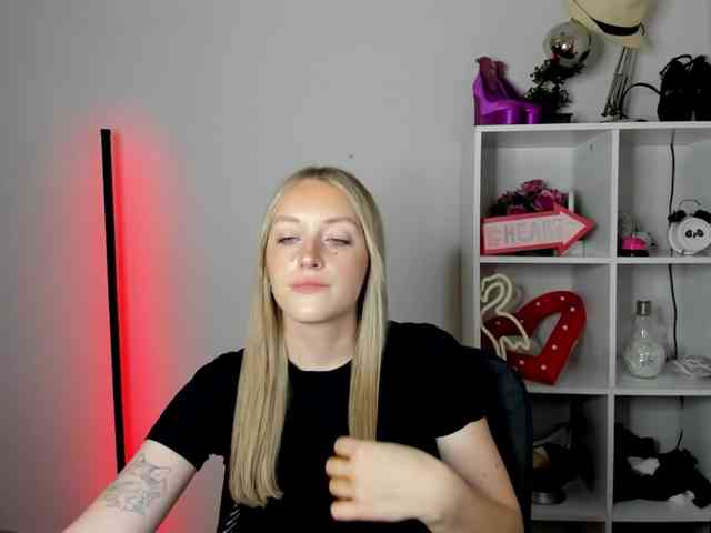 EvelynBlond26 webcam