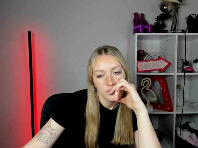 EvelynBlond26 webcam