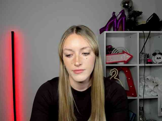 EvelynBlond26 webcam