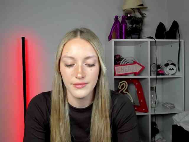 EvelynBlond26 webcam