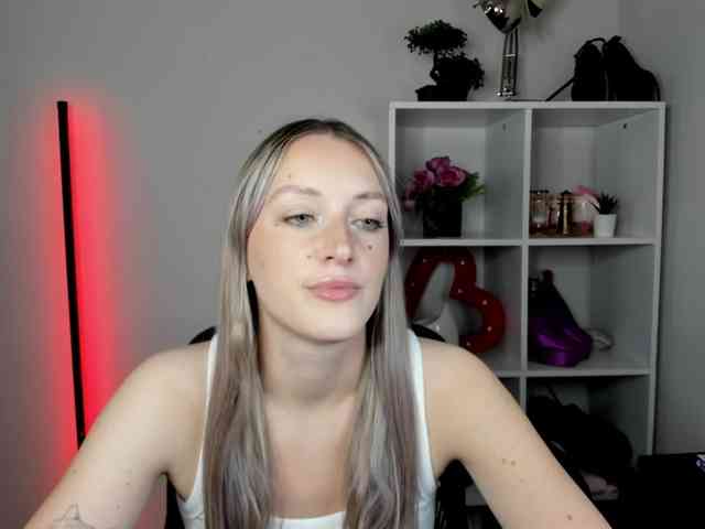 EvelynBlond26 webcam