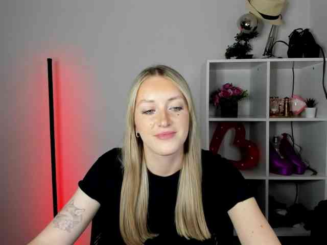 EvelynBlond26 webcam