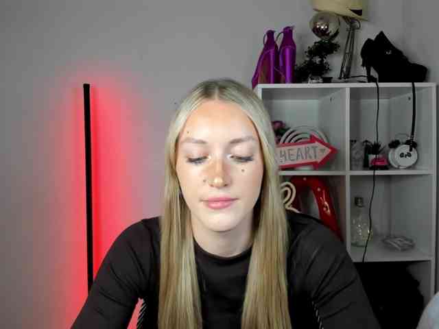 Model: EvelynBlond26