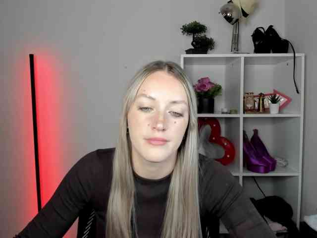 EvelynBlond26 webcam