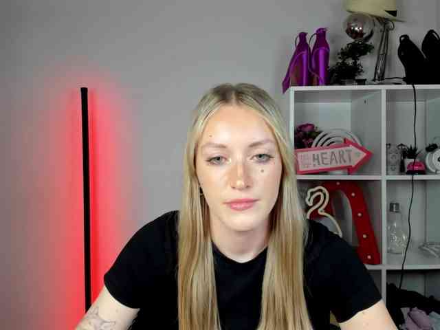 EvelynBlond26 webcam