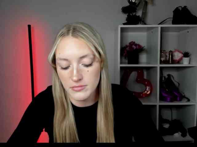 EvelynBlond26 webcam