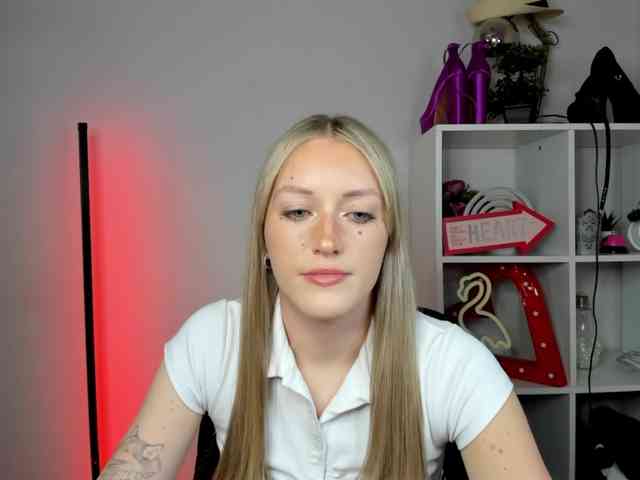 Model: EvelynBlond26