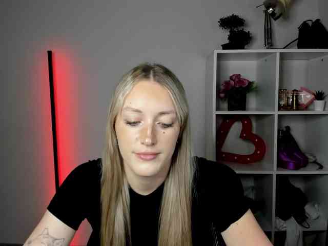 EvelynBlond26 webcam