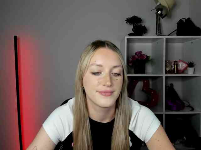 EvelynBlond26 webcam