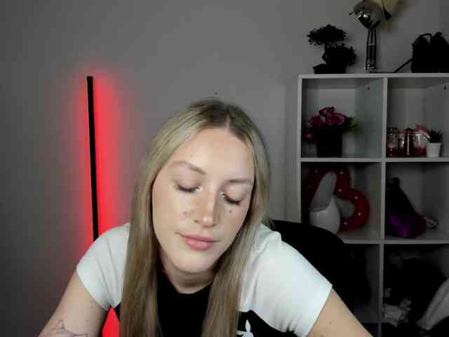 Model: EvelynBlond26