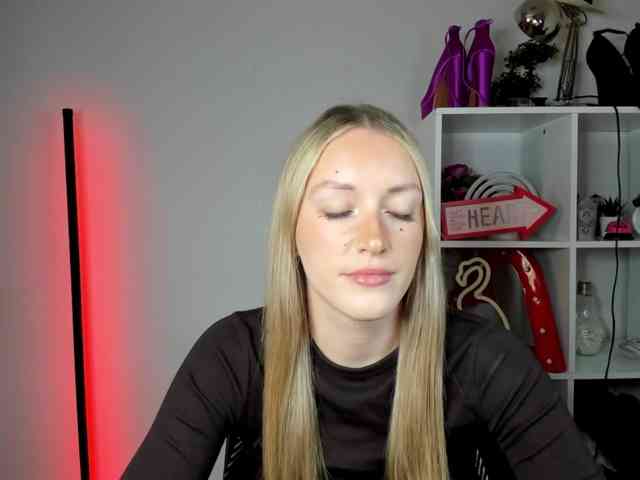 Model: EvelynBlond26