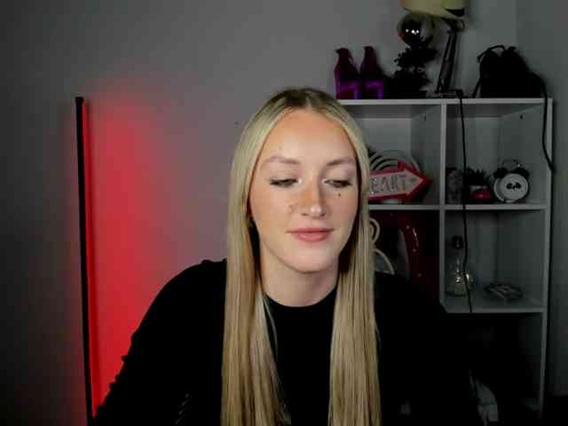 EvelynBlond26 webcam