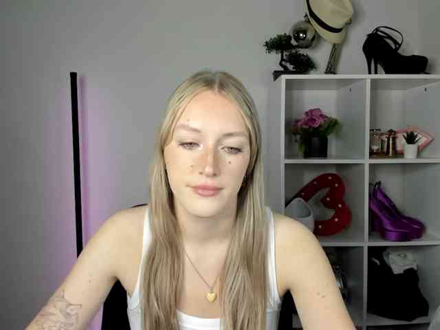 EvelynBlond26 webcam