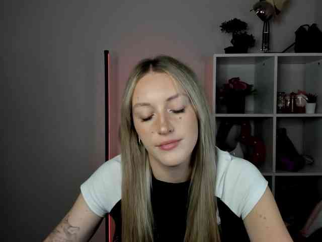 EvelynBlond26 webcam