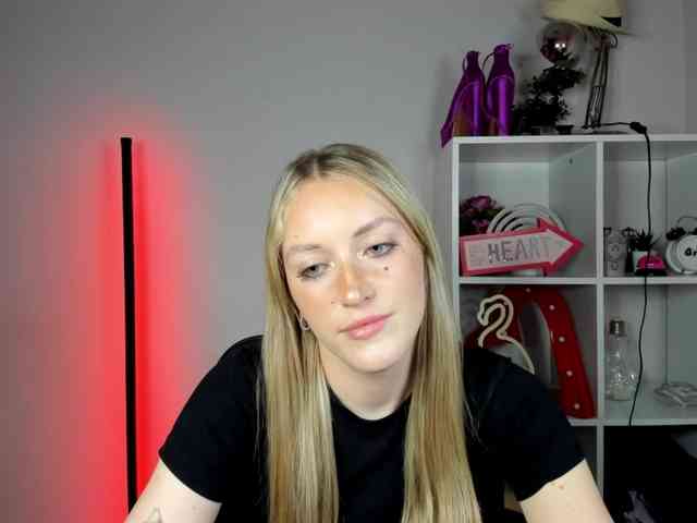 EvelynBlond26 webcam