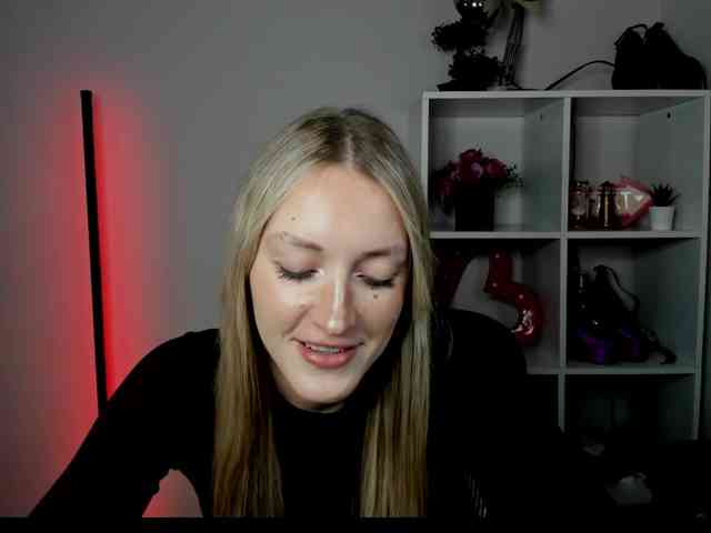 EvelynBlond26 webcam