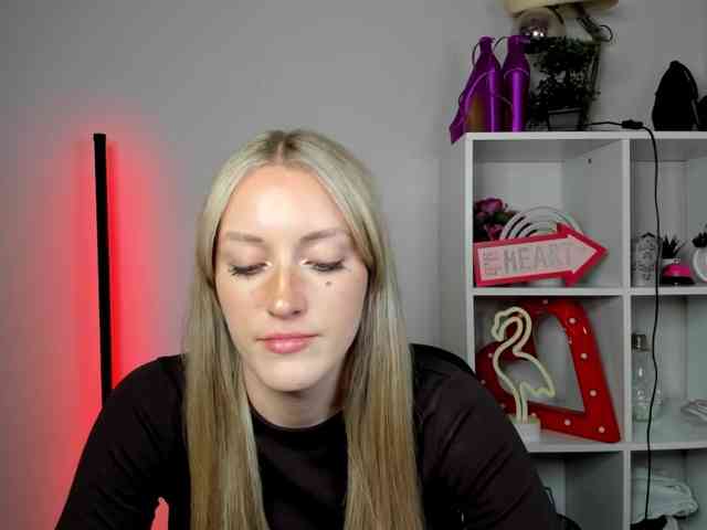EvelynBlond26 webcam