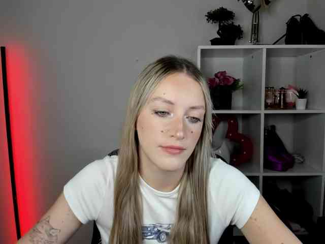 EvelynBlond26 webcam