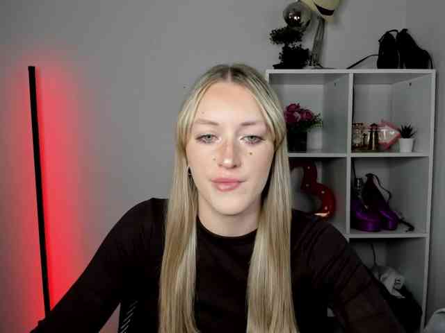 Model: EvelynBlond26