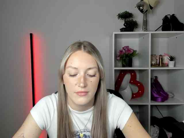EvelynBlond26 webcam