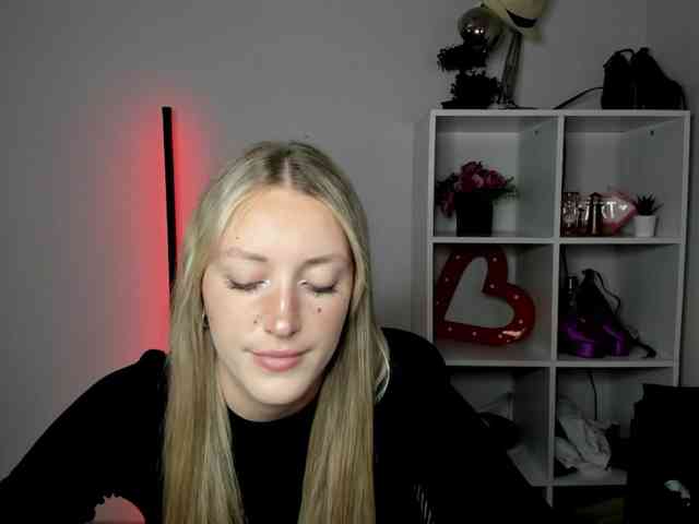 EvelynBlond26 webcam