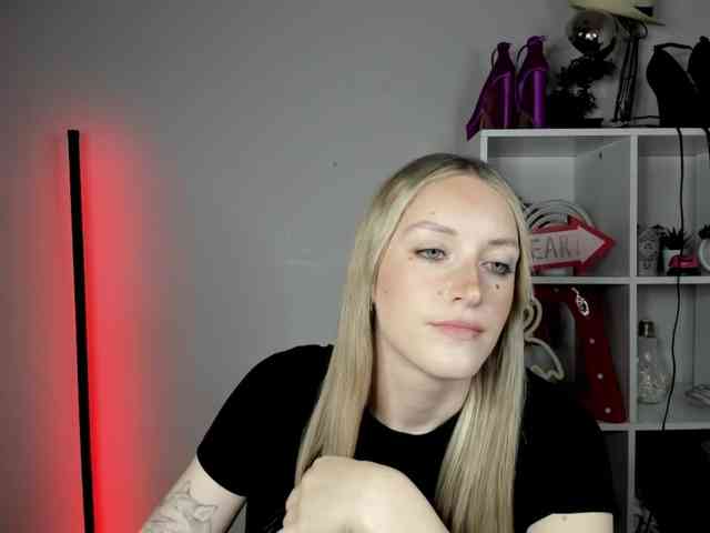 EvelynBlond26 webcam