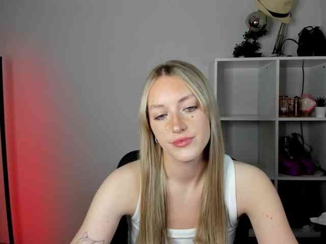 EvelynBlond26 webcam