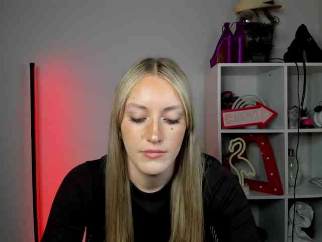 EvelynBlond26 webcam