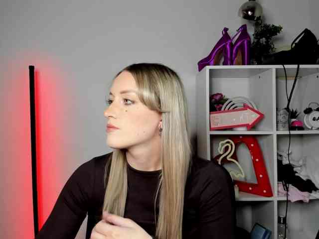 EvelynBlond26 webcam