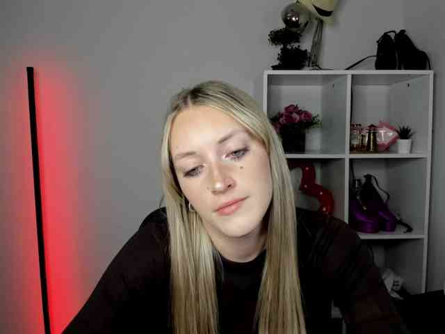EvelynBlond26 webcam