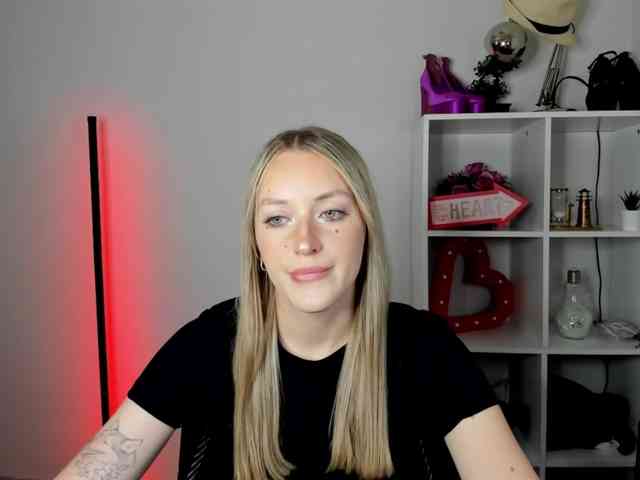 EvelynBlond26 webcam