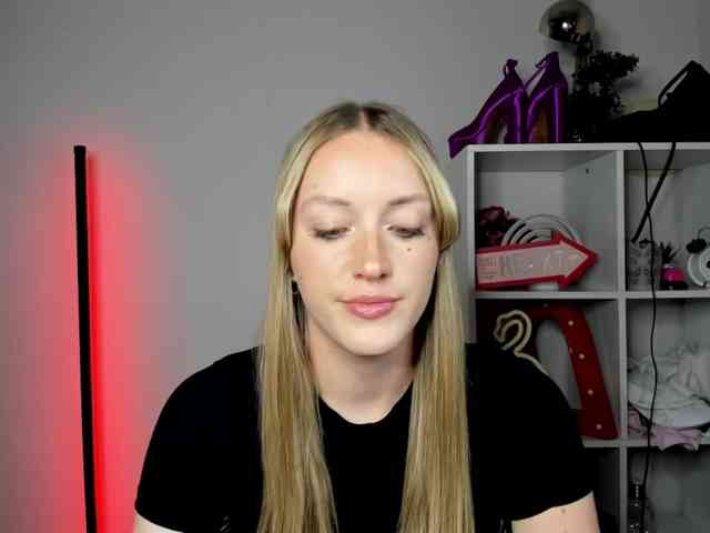 EvelynBlond26 webcam