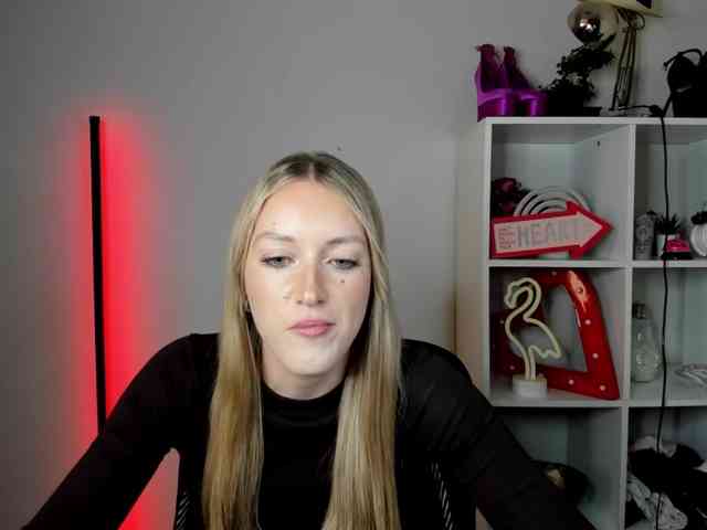 EvelynBlond26 webcam