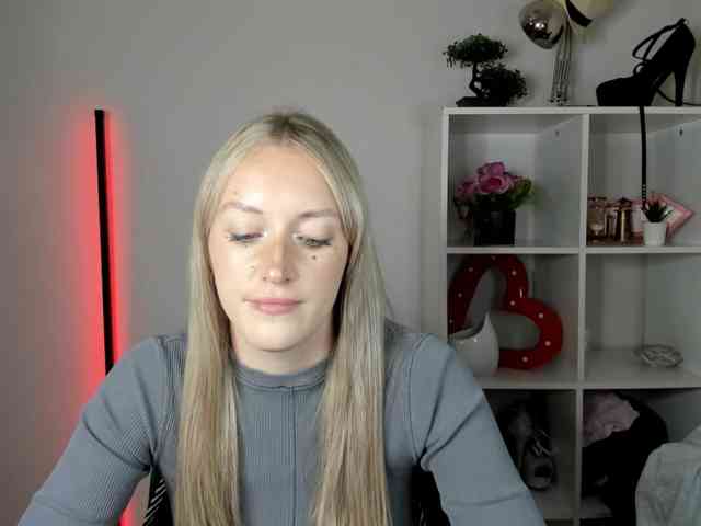 EvelynBlond26 webcam