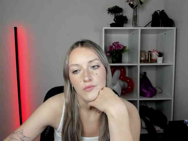 EvelynBlond26 webcam