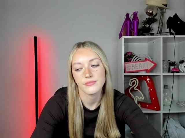 EvelynBlond26 webcam