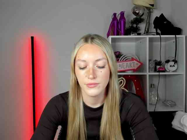 EvelynBlond26 webcam