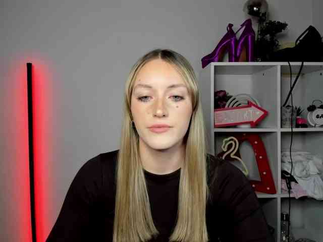 EvelynBlond26 webcam