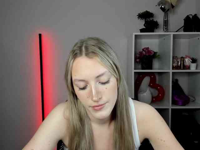 EvelynBlond26 webcam