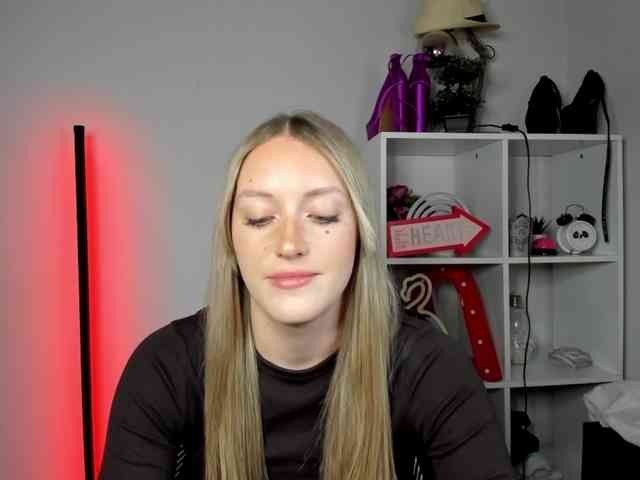 EvelynBlond26 webcam