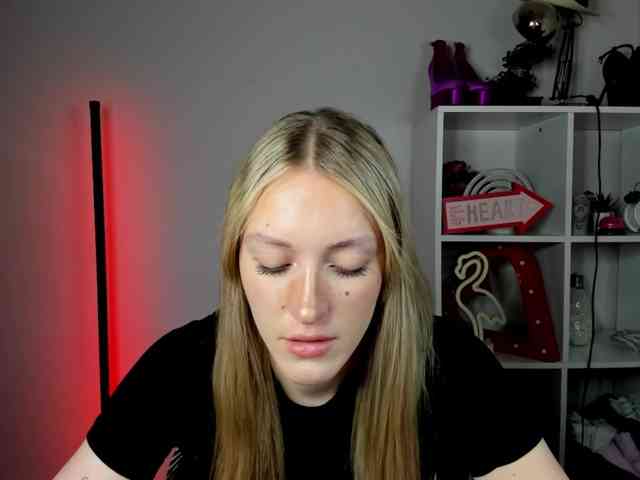 EvelynBlond26 webcam