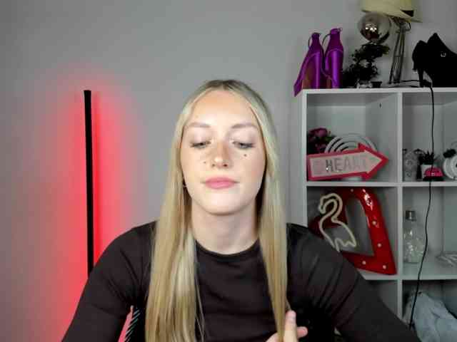Model: EvelynBlond26