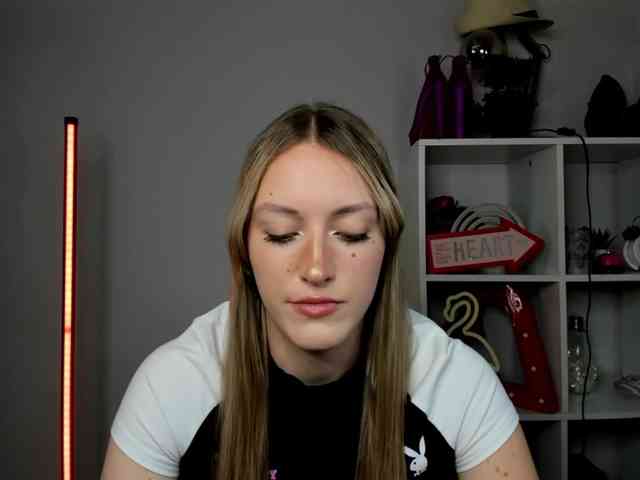 Model: EvelynBlond26