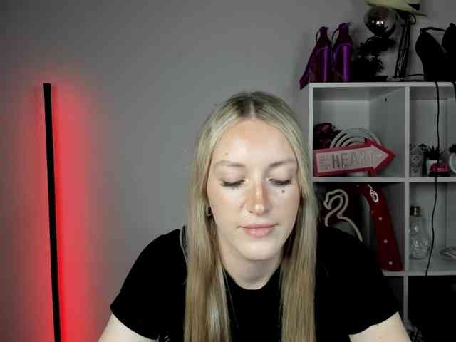 EvelynBlond26 webcam