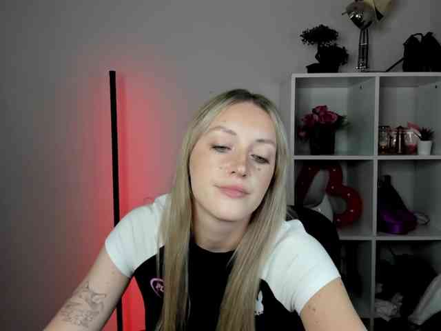 EvelynBlond26 webcam