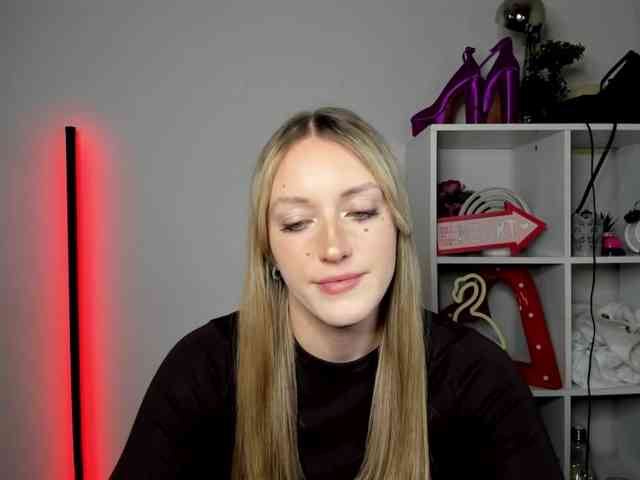 EvelynBlond26 webcam