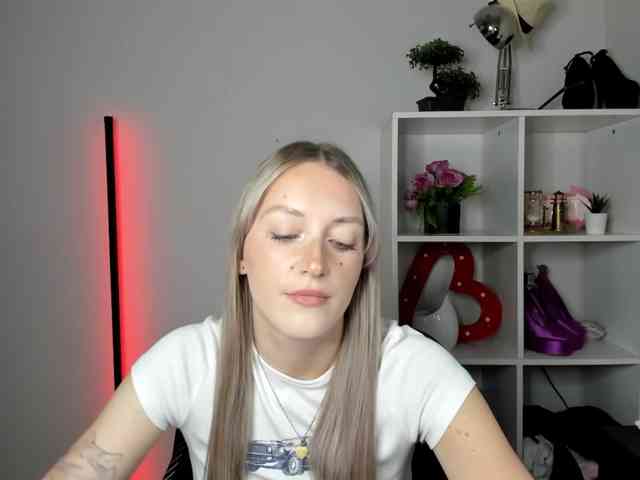 EvelynBlond26 webcam